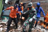 Tim SAR gabungan mengevakuasi jenazah korban gempa bumi magnitudo 6,2 SR di Mamuju, Sulawesi Barat, Sabtu (16/1/2021). ANTARA FOTO/Sigid Kurniawan/nym.