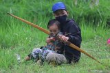 Anggota padepokan 'Songgo Sukmo' berlatih panahan tradisional atau jemparingan di Lapangan Kampung Durinan, Bancaran, Bangkalan, Jawa Timur, Sabtu (16/1/2021). Latihan yang rutin digelar tiga kali dalam seminggu tersebut bertujuan untuk melatih kemampuan memanah dan mengolah rasa sekaligus melestarikan budaya. Antara Jatim/Moch Asim/ZK