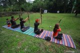 Anggota padepokan 'Songgo Sukmo' berlatih panahan tradisional atau jemparingan di Lapangan Kampung Durinan, Bancaran, Bangkalan, Jawa Timur, Sabtu (16/1/2021). Latihan yang rutin digelar tiga kali dalam seminggu tersebut bertujuan untuk melatih kemampuan memanah dan mengolah rasa sekaligus melestarikan budaya. Antara Jatim/Moch Asim/ZK