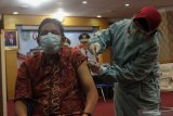 Petugas kesehatan menyuntikkan vaksin COVID-19 Sinovac ke tenaga kesehatan di Rumah Sakit Umum (RSU) Haji Surabaya, Jawa Timur, Jumat (15/1/2021). Vaksinasi kepada para tenaga kesehatan tersebut sebagai upaya penanggulangan pandemi COVID-19.  Antara Jatim/Didik/Zk