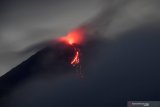 Gunung Semeru mengeluarkan lava pijar terlihat dari Desa Oro Oro Ombo, Lumajang, Jawa Timur, Minggu (17/1/2021). Gunung Semeru kembali erupsi dan mengeluarkan awan panas guguran sejauh 4,5 kilometer pada Sabtu (16/1) dan dihimbau agar warga di sekitar gunung tersebut agar waspada akan potensi bencana yang ditimbulkan. Antara Jatim/Zabur Karuru