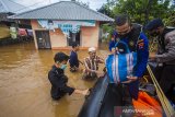 Tim Sar Ditpolairud Polda Kalsel mengevakuasi warga yang terdampak banjir di Desa Dalam Pagar Ulu, Kabupaten Banjar, Kalimantan Selatan, Minggu (17/1/2021). Pusat Data Informasi dan Komunikasi Kebencanaan Badan Nasional Penanggulangan Bencana melaporkan sebanyak 10 Kabupaten/Kota terdampak banjir di Provinsi Kalimantan Selatan, antara lain Kabupaten Tapin, Kabupaten Banjar, Kota Banjar Baru, Kota Tanah Laut, Kota Banjarmasin, Kabupaten Hulu Sungai Tengah, Kabupaten Balangan, Kabupaten Tabalong, Kabupataen Hulu Sungai Selatan, dan Kabupaten Batola. Foto Antaranews Kalsel/Bayu Pratama S.