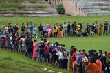 Pengungsi korban gempa antre untuk mendapatkan bantuan logistik dari TNI AD di Stadion Manakarra, Mamuju, Sulawesi Barat, Minggu (17/1/2021). Berdasarkan data BNPB per 17 Januari pukul 14.00 WIB, jumlah korban meninggal dunia akibat gempa bumi magnitudo 6,2 di Sulawesi Barat telah mencapai 73 orang. ANTARA FOTO/Sigid Kurniawan/nym.