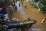 Sejumlah Prajurit Korps Marinir TNI AL Pasmar 1 Jakarta membawa perahu karet di Desa Pekauman Ulu, Kabupaten Banjar, Kalimantan Selatan, Sabtu (16/1/2021). Sebanyak 77 personil dari Prajurit Korps Marinir TNI AL Pasmar 1 Jakarta membawa 28 perahu karet serta perlengkapan lainnya melaksanakan misi kemanusian untuk membantu evakuasi warga yang terdampak banjir di Provinsi Kalimantan Selatan. Foto Antaranews Kalsel/Bayu Pratama S.