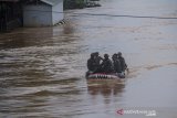 Sejumlah Prajurit Korps Marinir TNI AL Pasmar 1 Jakarta menggunakan perahu karet di Desa Pekauman Ulu, Kabupaten Banjar, Kalimantan Selatan, Sabtu (16/1/2021). Sebanyak 77 personil dari Prajurit Korps Marinir TNI AL Pasmar 1 Jakarta membawa 28 perahu karet serta perlengkapan lainnya melaksanakan misi kemanusian untuk membantu evakuasi warga yang terdampak banjir di Provinsi Kalimantan Selatan. Foto Antaranews Kalsel/Bayu Pratama S.