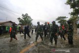 Panglima TNI Marsekal TNI Hadi Tjahjanto (tengah) bersama Dandim 1006 Martapura Letkol Arm Siswo Budiarto (dua kanan) meninjau banjir di kawasan Desa Pembataan, Banjarbaru, Kalimantan Selatan, Sabtu (16/1/2021). Kunjungan Panglima TNI bersama Kepala Basarnas tersebut atas perintah Presiden Joko Widodo untuk memberikan bantuan dalam penanganan bencana banjir yang terjadi di sejumlah wilayah Provinsi Kalimantan Selatan.Foto Antaranews Kalsel/Bayu Pratama S.