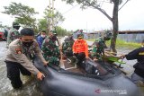 Kepala Badan SAR Nasional (Basarnas) Marsekal Madya TNI Purn Bagus Puruhito (kanan) menggunakan perahu karet meninjau banjir di kawasan Desa Pembataan, Banjarbaru, Kalimantan Selatan, Sabtu (16/1/2021). Kunjungan Panglima TNI bersama Kepala Basarnas tersebut atas perintah Presiden Joko Widodo untuk memberikan bantuan dalam penanganan bencana banjir yang terjadi di sejumlah wilayah Provinsi Kalimantan Selatan. Foto Antaranews Kalsel/Bayu Pratama S.