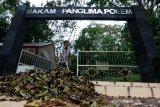 Pekerja membersihkan komplek makam pahlawan nasional Panglima Polem di Desa Lamsie, Aceh Besar, Minggu (17/1/2021). Panglima Polim diangkat sebagai pejabat Panglima Sagoe XXII Mukim dengan gelar tambahan Sri Muda Setia Peurkasa pada masa pemerintahan Sultan Tuanku Muhammad Daud Syah (1884-1903) itu merupakan sosok pejuang Aceh yang gigih melawan kolonial Belanda. Antara Aceh/Irwansyah Putra.