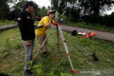 Tim survei Prodi Teknik Geologi Universitas Syiah Kuala didampingi aparatur gampong melakukan pengukuran di kawasan bencana tanah bergerak di Desa Lamkleng, Aceh Besar, Aceh, Minggu (17/1/21). Berdasarkan hasil tim survei prodi teknik geologi Universitas Syiah Kuala sejak hari pertama hingga hari keempat telah terjadi peningkatan penurunan tanah dari 20 centimeter menjadi 1.68 meter. Antara Aceh/Irwansyah Putra