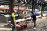 Satgas Yonif PR 432 Kostrad bersama warga kerja bakti bersihkan pasar Kimbim