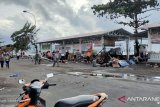 Ombak besar merusak sebagian lokasi kuliner dan tinggalkan sampah