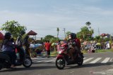 Pengendara melaju di areal kegiatan hari bebas kendaraan bermotor atau Car Free Day (CFD) pada masa Pelaksanaan Pembatasan Kegiatan Masyarakat (PPKM) di Kota Madiun, Jawa Timur, Minggu (17/1/2021). Pemkot Madiun tidak menutup kawasan CFD meskipun Kota Madiun termasuk daerah yang harus memberlakukan PPKM guna pencegahan penularan COVID-19, namun suasana CFD terpantau sepi pengunjung. Antara Jatim/Siswowidodo/zk.