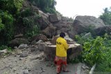 Akses jalan menuju Kota Mamuju terputus setelah longsor terjadi di Majene