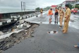 Bupati Sangihe perintahkan dinas segera perbaiki jalan rusak diterjang ombak