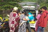Relawan bagikan obat-obatan kepada pengungsi korban gempa Sulbar di Mamuju