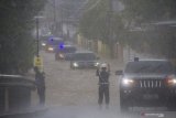 Presiden Joko Widodo berada di dalam mobil kepresidenan melintasi banjir di Desa Pekauman Ulu, Kabupaten banjar, Kalimantan Selatan, Senin (18/1/2021). Kunjungan kerja tersebut dalam rangka melihat langsung dampak banjir dan meninjau posko pengungsian korban banjir di Provinsi Kalimantan Selatan. Foto Antaranews Kalsel/Bayu Pratama S.