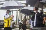 Presiden Joko Widodo (kanan) meninjau langsung lokasi banjir dari atas jembatan Pekauman di dampingi Menteri PUPR Basuki Hadimuljono (kiri) di Desa Pekauman Ulu, Kabupaten banjar, Kalimantan Selatan, Senin (18/1/2021). Kunjungan kerja tersebut dalam rangka melihat langsung dampak banjir dan meninjau posko pengungsian korban banjir di Provinsi Kalimantan Selatan. Foto Antaranews Kalsel/Bayu Pratama S.