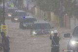 Presiden Joko Widodo berada di dalam mobil kepresidenan melintasi banjir di Desa Pekauman Ulu, Kabupaten banjar, Kalimantan Selatan, Senin (18/1/2021). Kunjungan kerja tersebut dalam rangka melihat langsung dampak banjir dan meninjau posko pengungsian korban banjir di Provinsi Kalimantan Selatan. Foto Antaranews Kalsel/Bayu Pratama S.