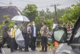 Presiden Joko Widodo meninjau banjir dari atas jembatan Pekauman di Desa Pekauman Ulu, Kabupaten banjar, Kalimantan Selatan, Senin (18/1/2021). Kunjungan kerja tersebut dalam rangka melihat langsung dampak banjir dan meninjau posko pengungsian korban banjir di Provinsi Kalimantan Selatan.Foto Antaranews Kalsel/Bayu Pratama S.