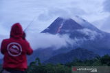 Petugas mengamati guguran lava pijar Gunung Merapi di Wonorejo, Hargobinangun, Pakem, Sleman, D.I Yogyakarta, Senin (18/1/2021). BPPTKG D.I Yogyakarta mencatat pada periode pengamatan Senin (18/1) pukul 00:00-06:00 WIB secara visual, Gunung Merapi mengeluarkan awan panas sebanyak satu kali dengan jarak luncur 1.000 meter, tinggi kolom 50 meter ke Tenggara arah Barat Daya serta guguran lava pijar sebanyak enam kali dengan jarak luncur maksimum 600 meter ke Barat Daya. ANTARA FOTO/Andreas Fitri Atmoko/hp.