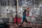 Pemasangan sekat plastik di pasar