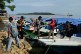 TNI AL distribusikan bantuan untuk warga Pulau Karampuang di Sulbar
