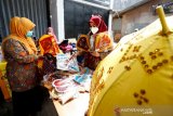 Pengrajin menyiapkan hasil produksi kerajinan Usaha Mikro, Kecil dan Menengah (UMKM) rumah tangga dan Industri Kecil Menengah (IKM) untuk dipasarkan di bazar UMK-IKM dan pasar murah Asia Mart Center, Banda Aceh, Aceh, Selasa (19/1/2021). Pemasaran secara mandiri, media sosial dan keterlibatan pihak swasta dengan menggelar bazar atau pasar murah diharapkan dapat membangkitkan kembali perekonomian ditengah pandemi COVID-19. Antara Aceh/Irwansyah Putra.