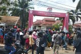 Ratusan warga korban gempa di Mamuju mengantre untuk dapatkan tenda