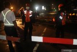 Polisi Khusus Kereta Api (Polsuska) berjaga saat mengganti rel kereta api pada perlintasan sebidang di Kota Kediri, Jawa Timur, Senin (18/1/2021) malam. Penggantian rel yang rusak tersebut dilakukan pada malam hari saat arus lalu lintas sepi agar tidak mengganggu pengguna jalan. Antara Jatim/Prasetia Fauzani/ZK