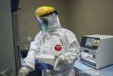Seorang tenaga kesehatan memeriksa spesimen COVID-19 pada peresmian Laboratorium Biomolekuler di UPTD Dinas Kesehatan, Kota Tasikmalaya, Jawa Barat, Selasa (19/1/2021). Pemerintah Kota Tasikmalaya menggratiskan layanan pemeriksaan menggunakan alat tes diagnostik cepat maupun pemeriksaan spesimen usap guna mencegah penularan COVID-19 dan Laboratorium Biomolekuler itu mampu memeriksa 94 sampel per hari. ANTARA JABAR/Adeng Bustomi/agr