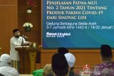 Wakil Ketua Majelis Permusyawaratan Ulama (MPU) Aceh, Tgk H Faisal Ali (depan) memberikan sambuatn dalam pertemuan silaturrahmi dengan sejumlah ulama di Banda Aceh, Aceh, Selasa (19/1/2021). Pertemuan silaturrahmi para ulama Aceh itu membahas penjelasan Fatwa Majelis Ulama Indonesia (MUI) No 2 Tahun 2021 tentang kehalalan Vaksin COVID-19. Antara Aceh/Ampelsa.