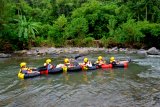 Wisatawan mencoba wahana tubing di sungai desa Rindu Hati, Kabupaten Bengkulu Tengah, Provinsi Bengkulu, Minggu (17/1/2021). Pemerintah Desa Rindu Hati bersama ASITA dan ASPPI DPD Bengkulu bersama mempromosikan wisata desa rindu hati berupa Glamping,Tubing, Camping, Waterfall, Climbing sebagai wisata unggulan desa dan menjadi wisata alternatif di tengah pandemi covid - 19 dengan menerapkan tagar #dibengkuluajo. Antarabengkulu/Doc-AsitaBKL/dm/21