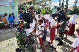 Satgas Yonif MR 413 Kostrad bagikan alkes di sekolah perbatasan RI-PNG