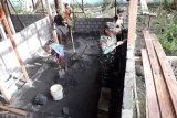 Babinsa Koramil Warbah bantu bangun rumah warga binaan