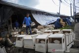 Perajin menyelesaikan produksi miniatur truk dari limbah kayu di Citatah, Kabupaten Bandung Barat, Jawa Barat, Rabu (20/1/2021). Menteri Perindustrian Airlangga Hartarto menyatakan, sebagai upaya mendorong dan mengembangkan Usaha Mikro, Kecil dan Menengah (UMKM) serta pemulihan ekonomi pada masa pandemi COVID-19, pemerintah menambah anggaran subsidi bunga KUR pada 2021 sebesar Rp 7,6 triliun. ANTARA JABAR/Raisan Al Farisi/agr