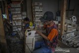 Perajin menyelesaikan produksi miniatur truk dari limbah kayu di Citatah, Kabupaten Bandung Barat, Jawa Barat, Rabu (20/1/2021). Menteri Perindustrian Airlangga Hartarto menyatakan, sebagai upaya mendorong dan mengembangkan Usaha Mikro, Kecil dan Menengah (UMKM) serta pemulihan ekonomi pada masa pandemi COVID-19, pemerintah menambah anggaran subsidi bunga KUR pada 2021 sebesar Rp 7,6 triliun. ANTARA JABAR/Raisan Al Farisi/agr