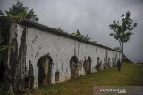 Warga memotret kawasan benteng peninggalan zaman kolonial Belanda di Ciparang, Cipatat, Kabupaten Bandung Barat, Jawa Barat, Rabu (20/1/2021). Benteng Ciparang merupakan merupakan salah satu peninggalan yang pada saat zaman kolonial Belanda dijadikan lokasi latihan militer Pemerintah Hindia Belanda. ANTARA JABAR/Raisan Al Farisi/agr