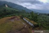 Foto udara kawasan benteng peninggalan zaman kolonial Belanda di Ciparang, Cipatat, Kabupaten Bandung Barat, Jawa Barat, Rabu (20/1/2021). Benteng Ciparang merupakan merupakan salah satu peninggalan yang pada saat zaman kolonial Belanda dijadikan lokasi latihan militer Pemerintah Hindia Belanda. ANTARA JABAR/Raisan Al Farisi/agr