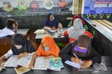 Siswa belajar daring di Kedai Sawah Kopi yang dikelola oleh Badan Usaha Milik Desa (BUMDes) Pawindan di Dusun Pasir Peutey, Desa Pawindan, Kabupaten Ciamis, Jawa Barat, Rabu (20/1/2021). Pemerintah Desa melalui BUMDes Pawindan memfasilitasi internet gratis di tiga dusun untuk membantu siswa sekolah belajar secara daring saat diterapkannya PPKM. ANTARA JABAR/Adeng Bustomi/agr