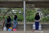 Sejumlah peternak sapi perah menunggu kendaraan pengangkut susu sapi dari Koperasi Peternak Garut Selatan (KPGS) di Tempat Penampungan Susu (TPS) Banjarwangi, Kabupaten Garut, Jawa Barat, Rabu (20/1/2021). Koperasi tersebut menampung sebanyak 34 kelompok peternak sapi perah yang tersebar di tujuh kecamatan bagian Garut Selatan dengan memperoleh 18 ton susu sapi per harinya untuk didistribusikan ke Industri Pengolahan Sapi (IPS) guna memenuhi target Susu Segar Dalam Negeri (SSDN). ANTARA JABAR/Candra Yanuarsyah/agr