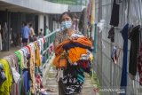 Pengungsi korban banjir beraktivitas di posko pengungsian korban banjir di Stadion Demang Lehman, Martapura, Kabupaten Banjar, Kalimantan Selatan, Selasa (19/1/2021). Berdasarkan data relawan Posko Pengungsian Korban Banjir Stadion Demang Lehman dari Rabu (13/1/2021) hingga Selasa (19/1/2021) sebanyak 860 warga yang terdampak banjir di Kalimantan Selatan mengungsi di Stadion tersebut. Foto Antaranews Kalsel/Bayu Pratama S.