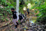 Patroli gabungan Karantina Pertanian bersama Satgas Pamtas di sepanjang gari perbatasan Indonesia-Malaysia wilayah Kalimantan Barat untuk mengantisipasi masuknya komoditas pertanian secara ilegal ke wilayah Indonesia, Rabu (20/1/2021). (ANTARA/Ho)