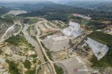 Foto udara lokasi pembangunan Bendungan Leuwi Keris di Kabupaten Tasikmalaya, Jawa Barat, Rabu (20/1/2021). Proyek pembangunan Bendungan Leuwi Keris yang mampu menampung 81,44 juta meter kubik air sebagai sumber irigasi dan Pembangkit Listrik Tenaga Air (PLTA) tersebut sudah mencapai 59,49 persen dengan target selesai pada tahun 2023 mendatang. ANTARA JABAR/Adeng Bustomi/agr
