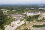 Foto udara lokasi pembangunan Bendungan Leuwi Keris di Kabupaten Tasikmalaya, Jawa Barat, Rabu (20/1/2021). Proyek pembangunan Bendungan Leuwi Keris yang mampu menampung 81,44 juta meter kubik air sebagai sumber irigasi dan Pembangkit Listrik Tenaga Air (PLTA) tersebut sudah mencapai 59,49 persen dengan target selesai pada tahun 2023 mendatang. ANTARA JABAR/Adeng Bustomi/agr
