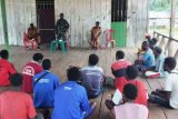 Danramil Kokonao komsos dengan warga Kampung Yaraya