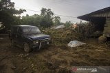 Sebuah mobil rusak akibat banjir bandang di Desa Alat, Kecamatan Hantakan, Hulu Sungai Tengah, Kalimantan Selatan, Kamis (20/1/2021). Berdasarkan data bencana alam banjir Badan Penanggulangan Bencana Daerah (BPBD) Kabupaten Hulu Sungai Tengah pada Selasa (18/1/2021) sebanyak 57.624 jiwa terdampak banjir serta sembilan jiwa dinyatakan meninggal dunia dan enam jiwa hilang. Foto Antaranews Kalsel/Bayu Pratama S.