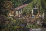 Warga berada di dekat puing-puing rumah akibat banjir bandang di Desa Alat, Kecamatan Hantakan,Kabupaten Hulu Sungai Tengah, Kalimantan Selatan,Kamis (21/1/2021). Berdasarkan data bencana alam banjir Badan Penanggulangan Bencana Daerah (BPBD) Kabupaten Hulu Sungai Tengah pada Selasa (18/1/2021) sebanyak 57.624 jiwa terdampak banjir serta sembilan jiwa dinyatakan meninggal dunia dan enam jiwa hilang. Foto Antaranews Kalsel/Bayu Pratama S.