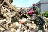 Prajurit TNI Angkatan Laut bekerja bakti membuka jalan di Mamuju Sulbar