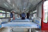 Petugas memeriksa bagian dalam Kereta Rel Listrik (KRL) yang dimodifikasi menjadi Kereta Medik Darurat di PT INKA (Persero) Madiun, Jawa Timur, Kamis (21/1/2021). PT INKA (Persero) memodifikasi tiga rangkaian KRL masing-masing terdiri delapan kereta menjadi Kereta Medik Darurat yang akan digunakan sebagai rumah sakit lapangan untuk keperluan ruang isolasi bagi pasien positif COVID-19 seiring dengan terus meningkatnya jumlah kasus positif COVID-19, dan penempatan kereta tersebut akan dikoordinasikan dengan Satgas COVID-19 Jawa Timur. Antara Jatim/Siswowidodo/zk.