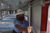 Petugas memeriksa bagian dalam Kereta Rel Listrik (KRL) yang dimodifikasi menjadi Kereta Medik Darurat di PT INKA (Persero) Madiun, Jawa Timur, Kamis (21/1/2021). PT INKA (Persero) memodifikasi tiga rangkaian KRL masing-masing terdiri delapan kereta menjadi Kereta Medik Darurat yang akan digunakan sebagai rumah sakit lapangan untuk keperluan ruang isolasi bagi pasien positif COVID-19 seiring dengan terus meningkatnya jumlah kasus positif COVID-19, dan penempatan kereta tersebut akan dikoordinasikan dengan Satgas COVID-19 Jawa Timur. Antara Jatim/Siswowidodo/zk.